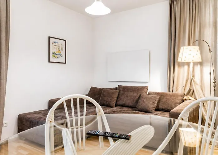 Amazing 1br & 1lr Prime Location For Long Apartment