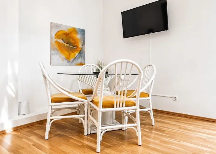 Amazing 1br & 1lr Prime Location For Long Apartment