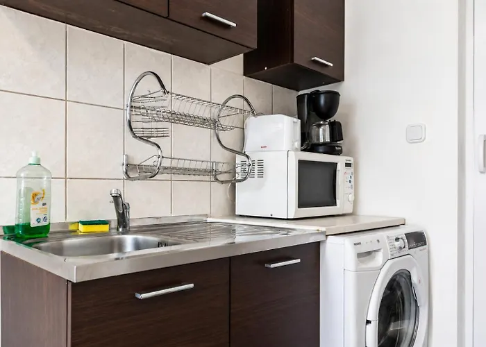 Amazing 1br & 1lr Prime Location For Long Apartment