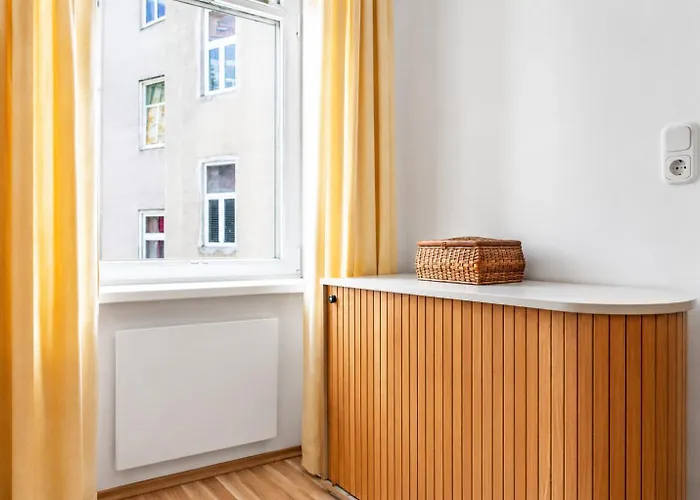 Amazing 1br & 1lr Prime Location For Long Apartment *